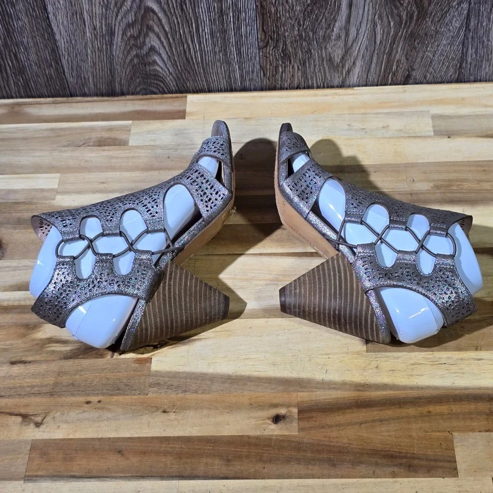 Vince Camuto Sandal Perforated Laser‎ Cut Metallic Pewter Block Heel 7M Shimmer